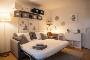 Apartamento moderno alugado com móveis multifuncionais e decoração removível