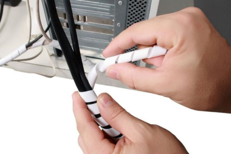 Organizando Cabos e Carregadores: Como Acabar com o Emaranhado de Fios